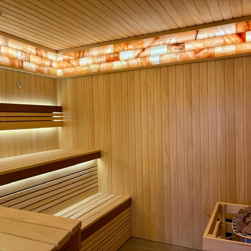 Сауна с экранами из гималайской соли